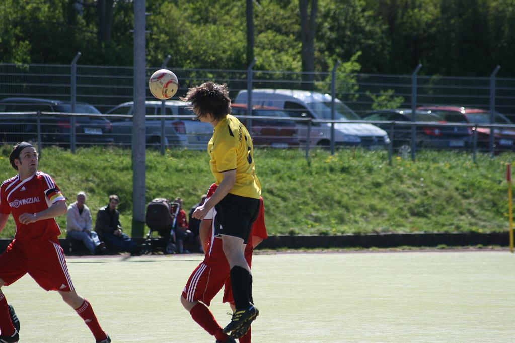 Hhafen-Sereetz 3-0 006.jpg - Los ging es. Kopfbälle sollte es heute eine Menge geben.